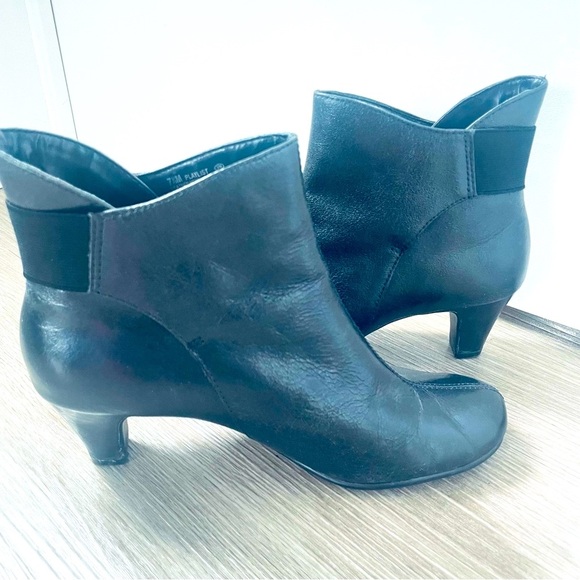 AEROSOLES Black Leather Round Toe Kitten Block Heels Ankle Comfy Booties  7.5 - Picture 3 of 15